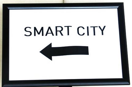 Pfeil auf Schild zeigt Richtung Smart City